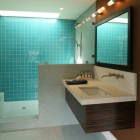 Ванная, современный интерьер, мозаичный пол, голубой и коричневый цвета