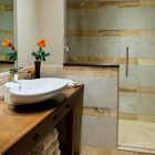 Ванная, современный интерьер, прозрачный душ, деревянная столешница, фото интерьера ванной