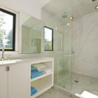 Ванная, современный интерьер, прозрачный душ, точечное освещение, окна в ванной, фото интерьера ванной