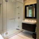 Ванная, современный интерьер, открытая душевая кабина, стеклянный душ, точечное освещение, деревянная тумба, фото интерьера ванной
