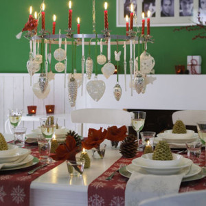 Сервировка Новогоднего стола в традиционных красно-зеленых тонах
