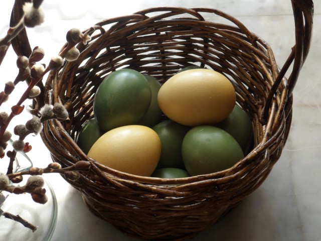 Покраска яиц натуральными красками