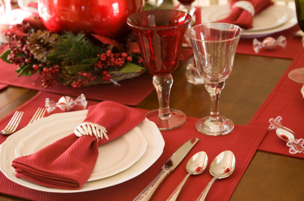 red_christmas_table