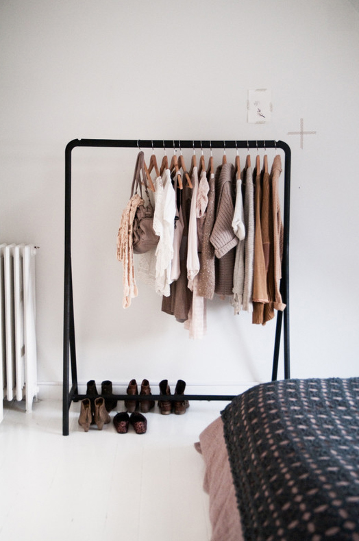 Как обустроить гардеробную в небольшой спальне: 9 практичных решений