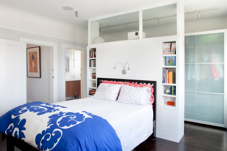 Как обустроить гардеробную в небольшой спальне: 9 практичных решений