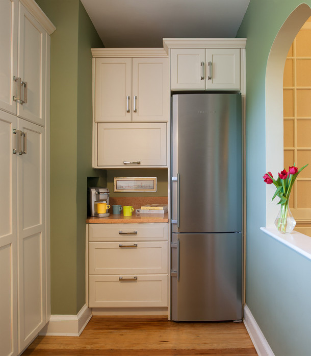 Куда поставить холодильник в очень маленькой кухне: 5 идей
