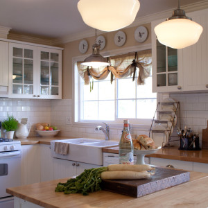Дизайн коротких штор для кухни: 4 оригинальных решения