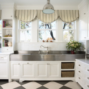 Дизайн коротких штор для кухни: 4 оригинальных решения