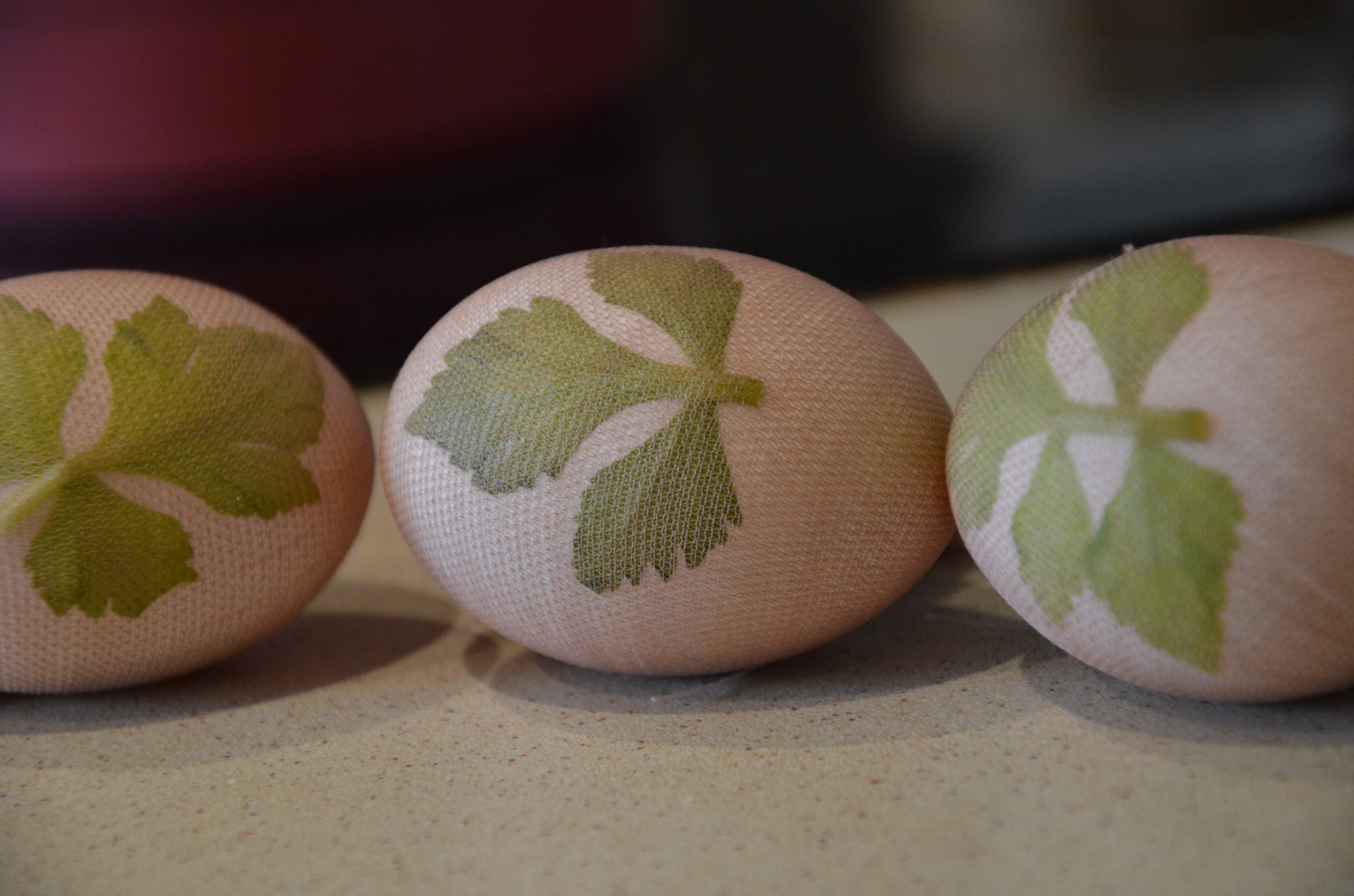 Как покрасить яйца с помощью листьев