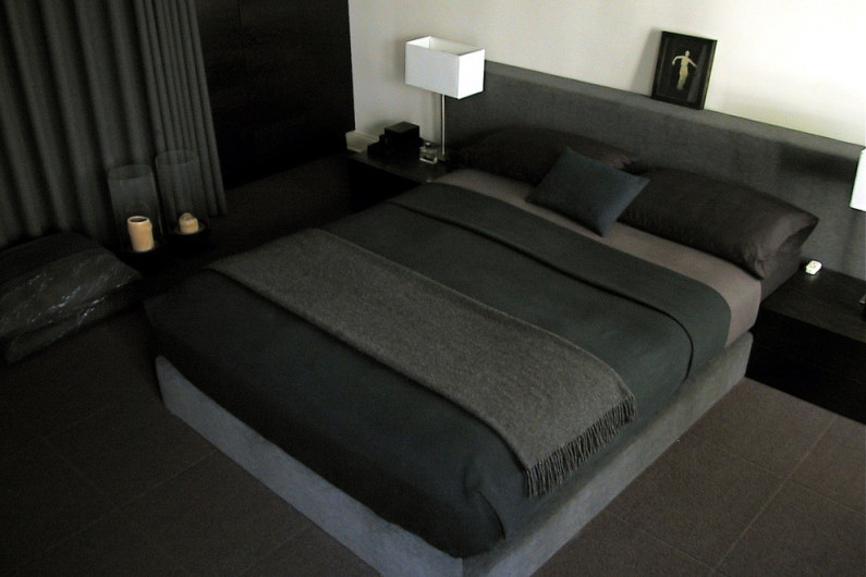 Дизайн спальни в черно-белом цвете