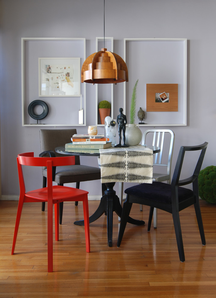 Как сочетать стулья разного дизайна и цвета в столовой