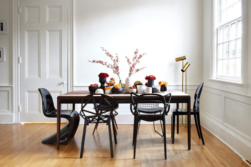 Как сочетать стулья разного дизайна и цвета в столовой