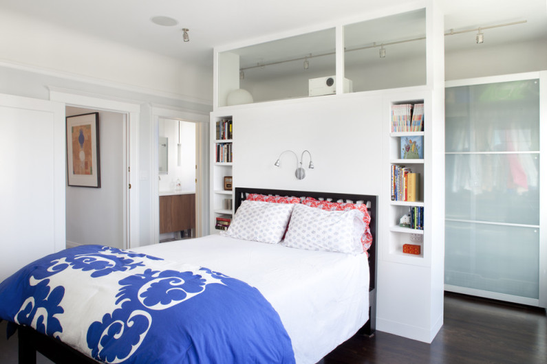 Кровать между шкафами в спальне: 10 идей