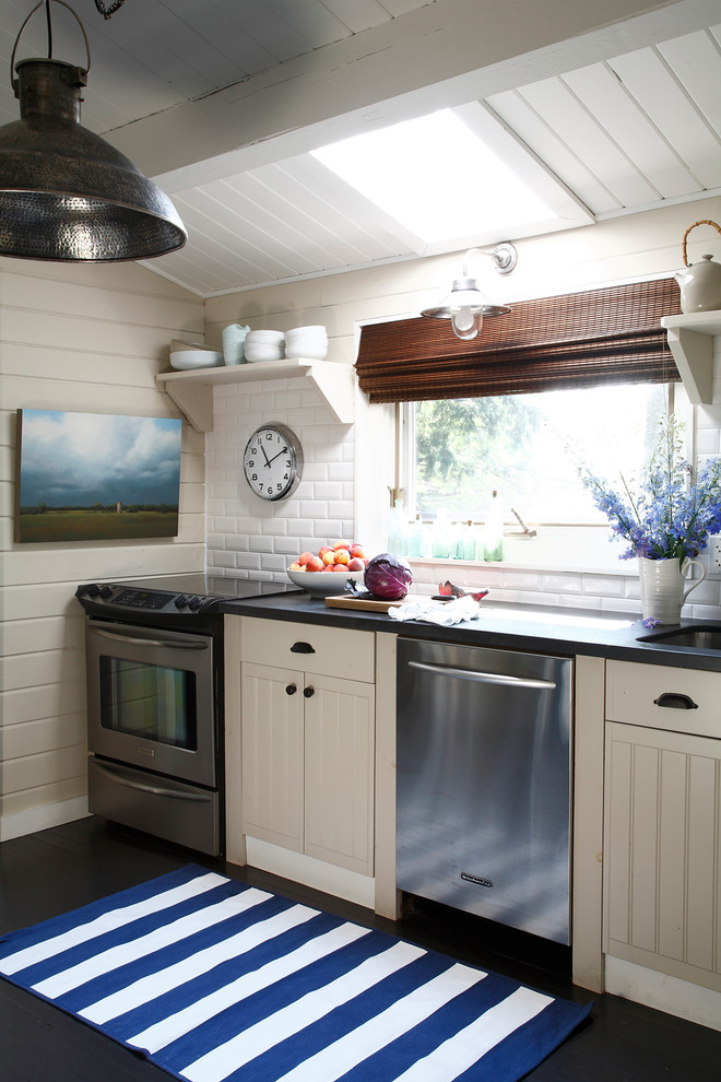 Кухня на даче: особенности дизайна в комнате с деревянными стенами