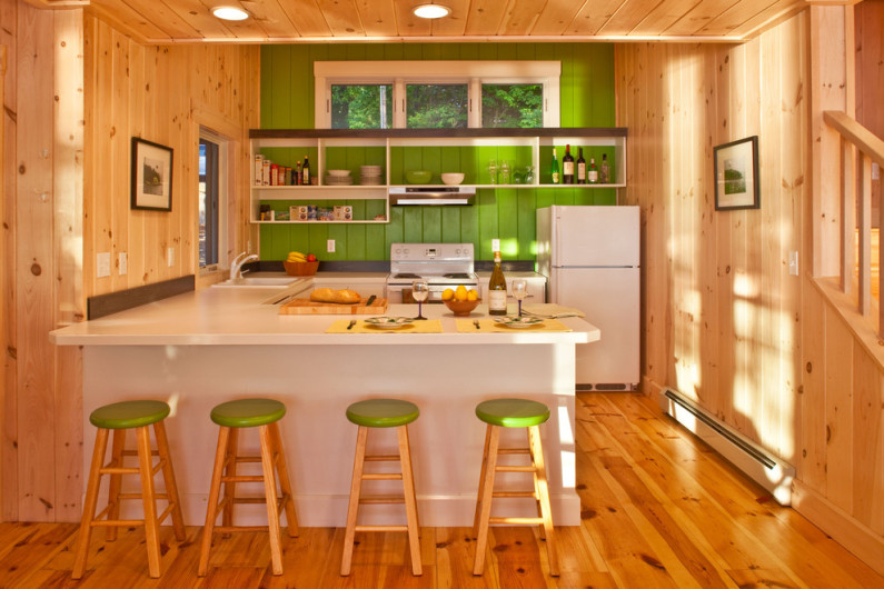 Кухня на даче: особенности дизайна в комнате с деревянными стенами