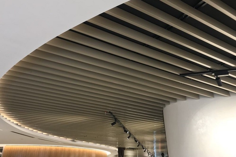 Алюминиевые подвесные потолки – достоинства и сфера применения